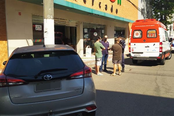 Carro invade mercado após acidente em Vila Velha