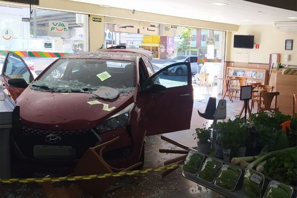 Carro invade mercado após acidente em Vila Velha