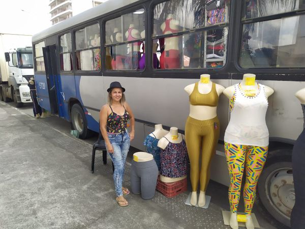 Comerciante Sandra Oliveira Nascimento vende roupas dentro de ônibus em Linhares