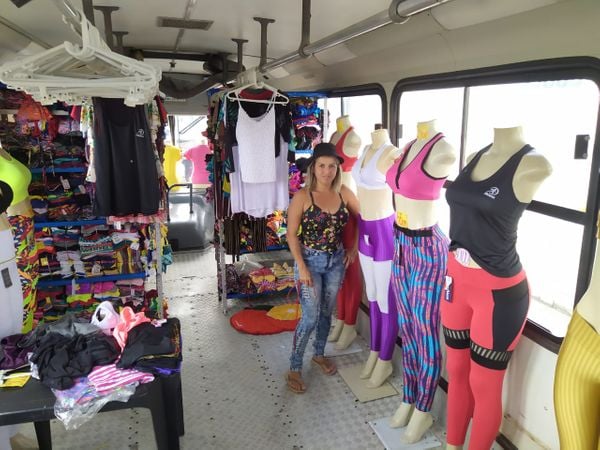 Comerciante Sandra Oliveira Nascimento vende roupas dentro de ônibus em Linhares