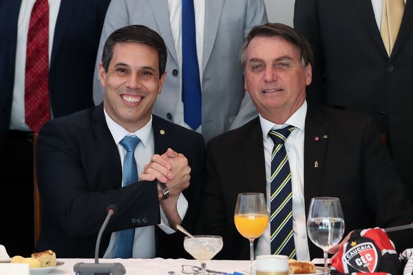 Deputado federal Amaro Neto e o presidente Jair Bolsonaro em café da manhã com parlamentares no Palácio do Planalto