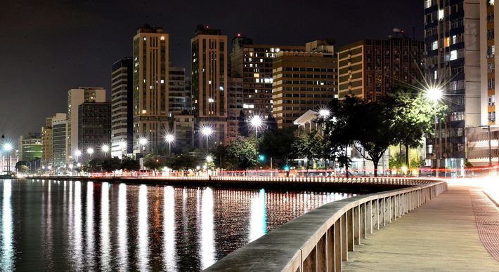 A cidade hoje, a despeito do trânsito difícil, da violência (comum às capitais brasileiras), ficou ainda mais bela e cativante