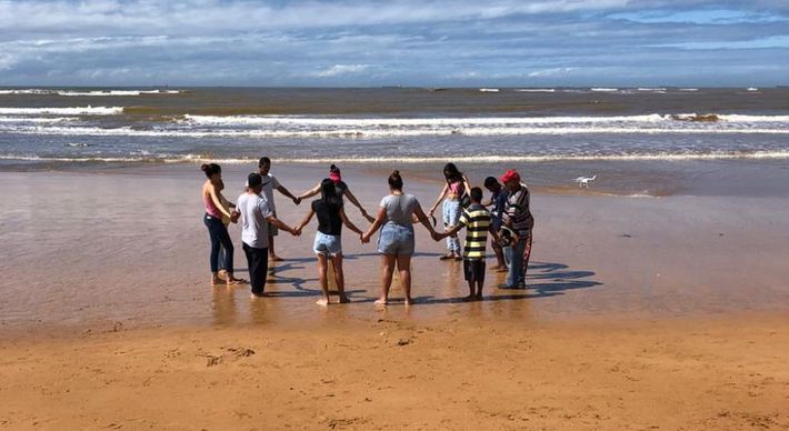 As buscas foram paralisadas na noite desta quarta (02) e reiniciadas às 7h30 desta quinta (03). Familiares se reuniram na praia em oração para que Deive Sandro da Silva Cardoso, de 18 anos, seja encontrado