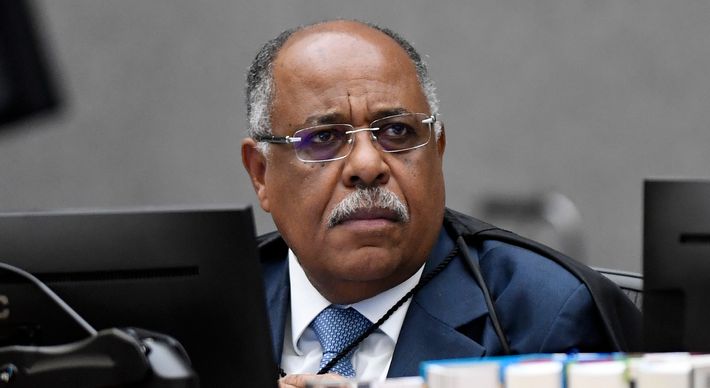Segundo o STJ, o ministro está bem e vai continuar despachando e cumprindo o isolamento em casa.