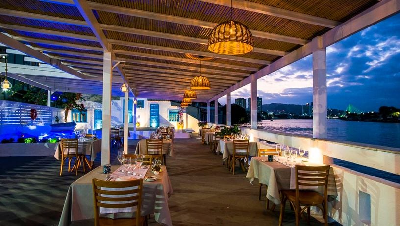 Pergolado na área externa do restaurante grego Alas, em Vitória