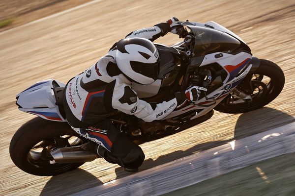 A nova BMW S 1000 RR pacote M conta com entrega de potência e torque mais uniforme e linear, tornando a motocicleta mais fácil de controlar e ideal tanto para o uso diário quanto para o desempenho nas pistas
