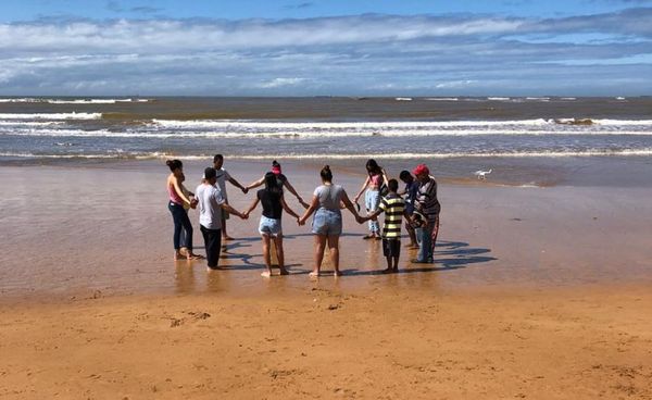 Família faz oração na areia da praia de Manguinhos, na Serra, na esperança de encontrar jovem que desapareceu no mar