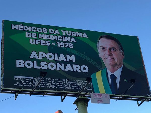 Outdoor de médicos em apoio a Bolsonaro, próximo a Terceira Ponte, em Vila Velha