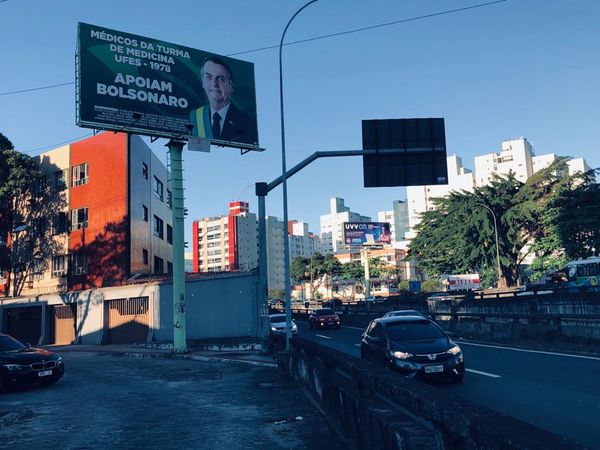 Outdoor de médicos em apoio a Bolsonaro, próximo a Terceira Ponte, em Vila Velha