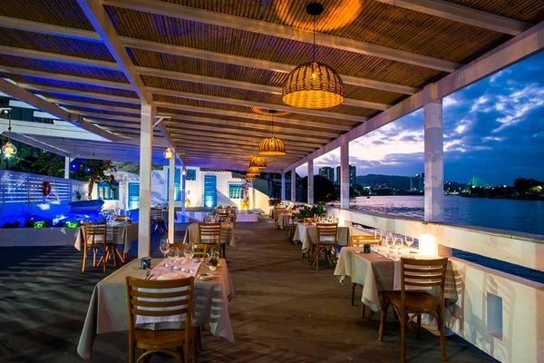 Pergolado na área externa do restaurante grego Alas, em Vitória
