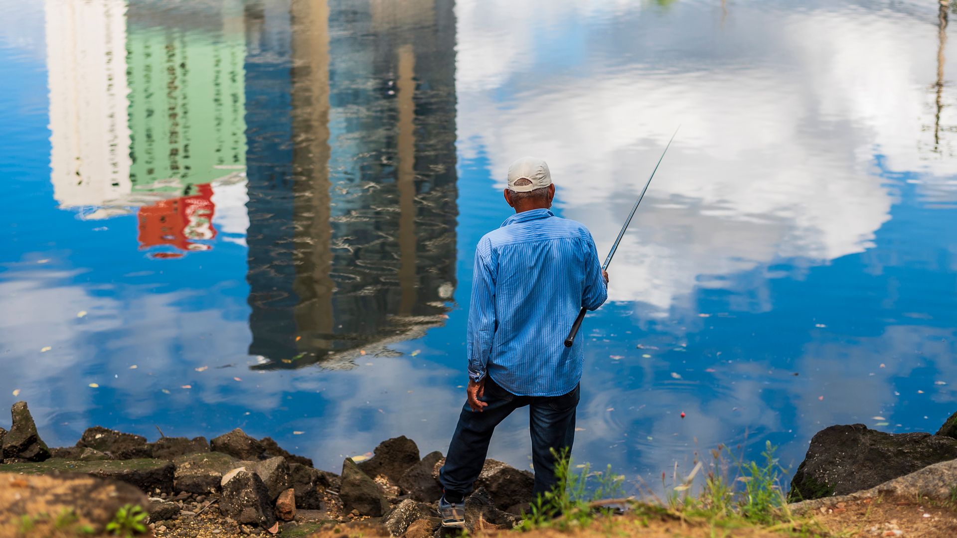 Pescador no Canal de Camburi