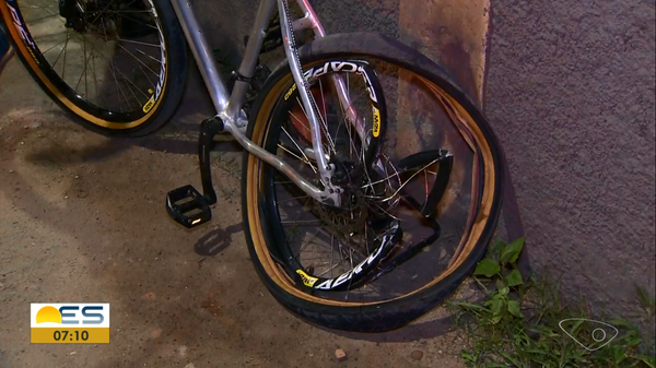 A bicicleta ficou com a parte traseira destruída após o acidente
