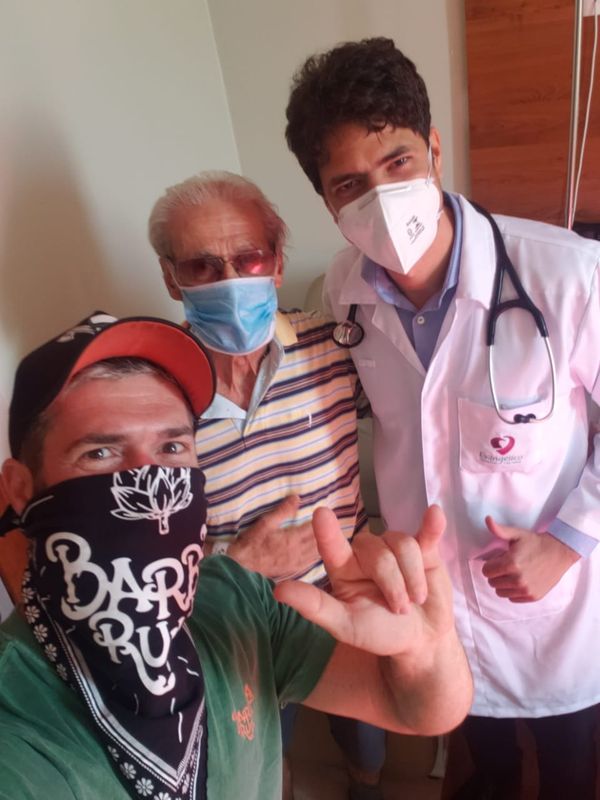 Ao centro, o ex-governador Vitor Buaiz, com o filho, Daniel Buaiz, e o médico cardiologista Diogo Barreto, no momento da alta hospitalar