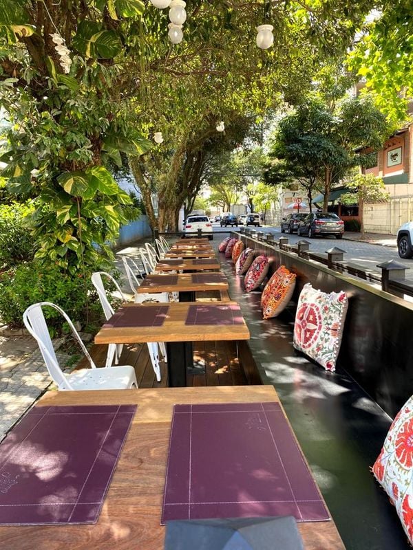Parklet em frente ao restaurante Don Aguilar, no Parque das Castanheiras