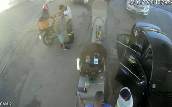 Bandidos levaram os celulares de dois funcionários e R$5 mil do caixa