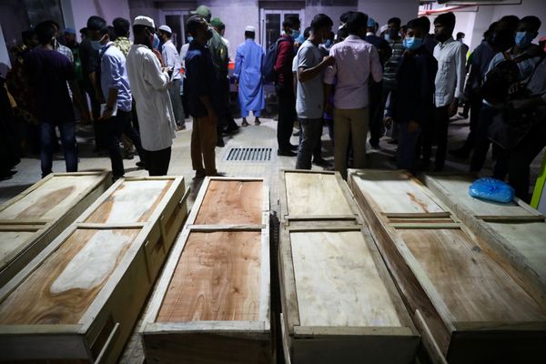 Caixões das vítimas de explosão em Mesquita em Narayanganj, perto de Dhaka, Bangladesh