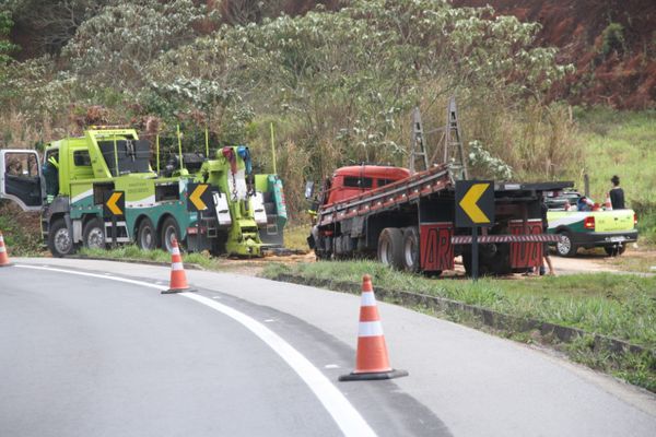 Caminhão fica completamente destruído após acidente em Mimoso do Sul  por Beto Barbosa