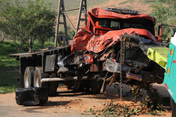 Caminhão fica completamente destruído após acidente em Mimoso do Sul 