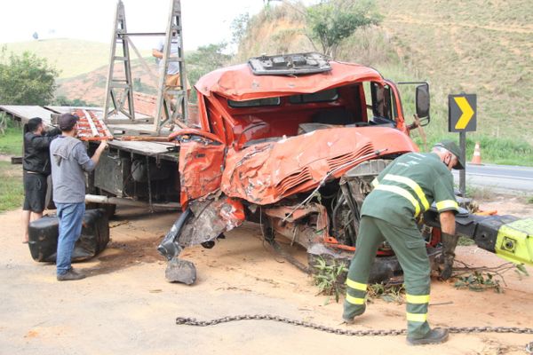 Caminhão fica completamente destruído após acidente em Mimoso do Sul  por Beto Barbosa 