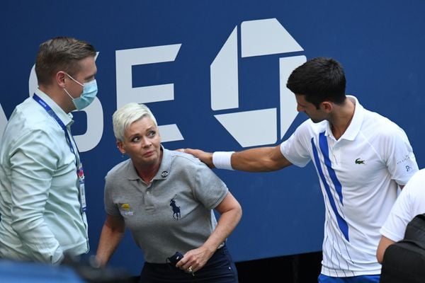 O tenista Novak Djokovic acerta bolada em juíza e é desclassificado do US Open