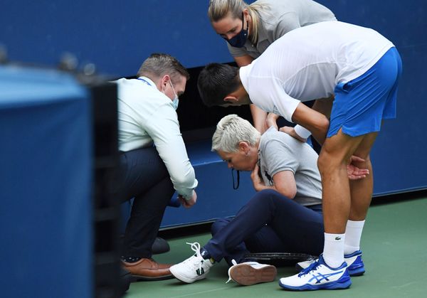 O tenista Novak Djokovic acerta bolada em juíza e é desclassificado do US Open