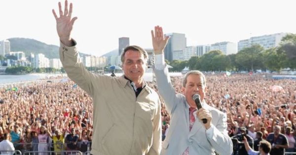 Bolsonaro e missionário R. R. Soares juntos em evento