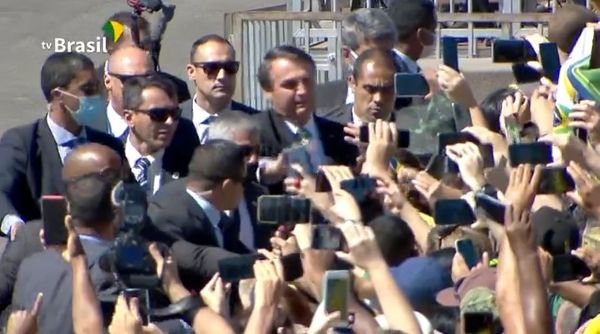 Bolsonaro aparece sem máscara em solenidade de 7 de setembro