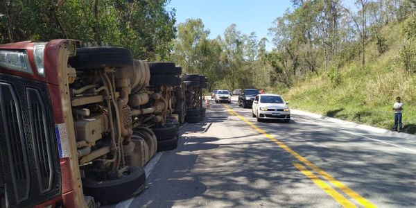 Caminhão tombou na BR 262, em Muniz Freire