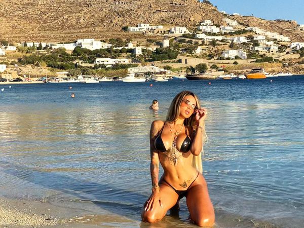 De Realengo, modelo da Playboy Iasmin Santos leva biquíni de fita isolante a Mykonos