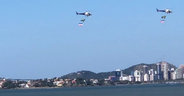 Dia da Independência: helicópteros desfilam com bandeiras do Brasil e do Espírito Santo na Praia de Camburi, Jardim Camburi, em Vitória nesta segunda, 7 de setembro
