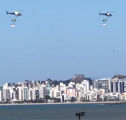 Helicópteros desfilam com bandeiras do Espírito Santo e do Brasil por Reprodução|Vídeo