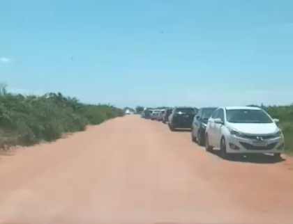 Mesmo com praia interditada, fila de carros é registrada em Guriri