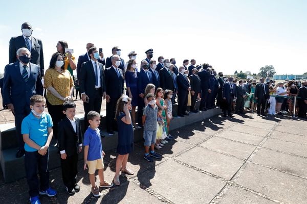 Ministros de Estado e chefes de outros Poderes assistiram Desfile de 7 de Setembro ao lado de Bolsonaro e seguiram para confraternização