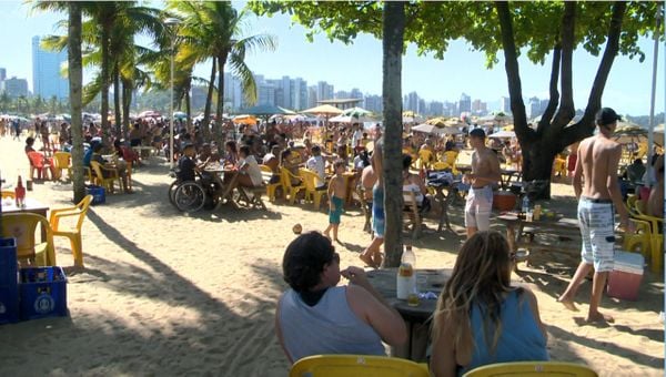 Praia da Curva da Jurema, em Vitória, lotada de pessoas, sem respeitar o distanciamento