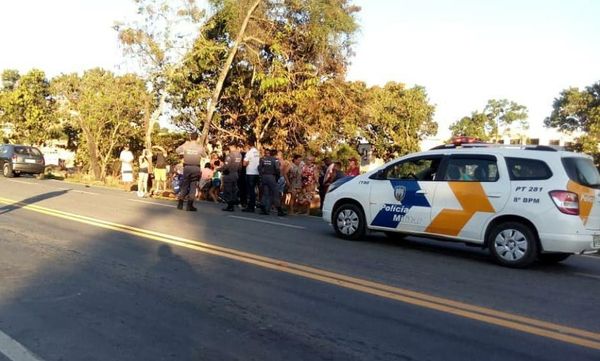 Segundo a PM, o motorista fugiu do local do acidente 