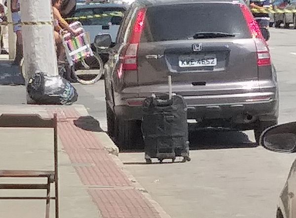 Mala com conteúdo suspeito é deixada em salão de Vila Velha por Internauta