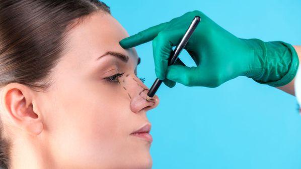 A busca pelo termo no Google teve um aumento de 4.800% durante o período de isolamento. A cirurgia plástica do nariz está bombando nos últimos meses, segundo especialistas