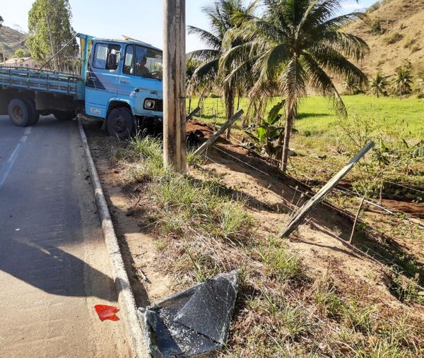 Caminhão e carro colidiram em Barra de São Francisco 