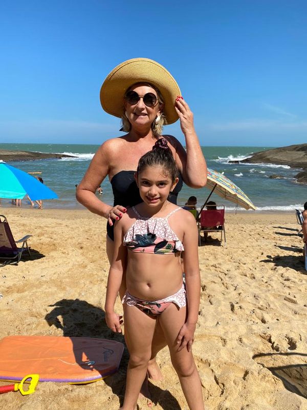 Gracinha Nader e a neta Sophia,  na Praia das Virtudes/Guarapari