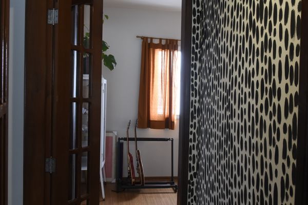 Jessica Parrilha e Pedro Canal Damásio Martins decidiram fazer pequenas reformas na casa durante quarentena por Carlos Alberto Silva