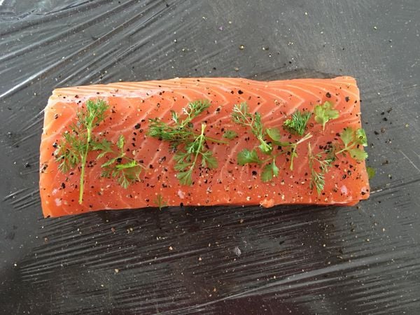 Receita de gravlax de salmão da chef Bia Brunow