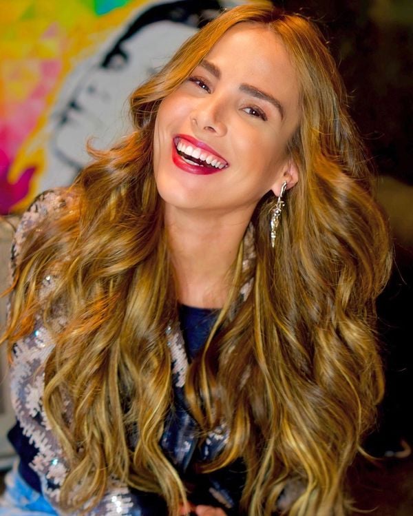 Wanessa Camargo surge loira e com mega hair