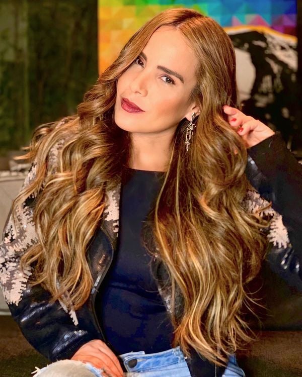 Wanessa Camargo surge loira e com mega hair