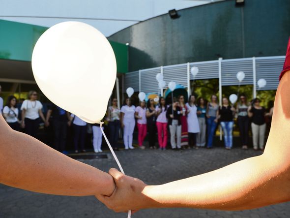 Parentes e amigos em frente ao Hospital da Unimed, fazem um cordão de oração e lamentam a morte da médica Milena Gottardi Tonini Frasson por Guilherme Ferrari/Arquivo A Gazeta