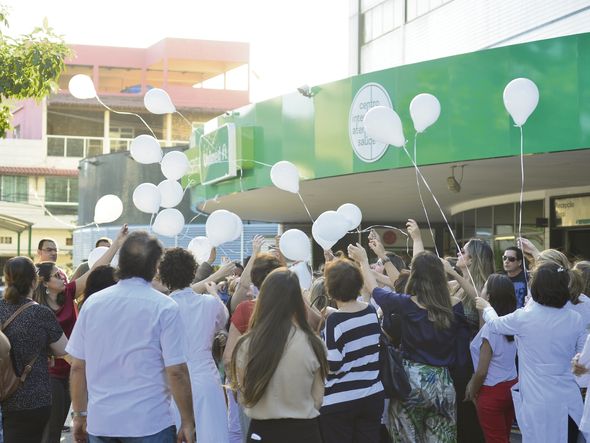 Parentes e amigos da médica Milena Gottardi  souberam da morte que foi confirmada às 16h50 do dia 15 de setembro de 2017 por Guilherme Ferrari/Arquivo A Gazeta
