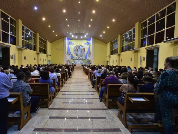 Amigos e familiares comparecem à missa em homenagem a médica Milena Gottardi  por Marcelo Prest/Arquivo A Gazeta