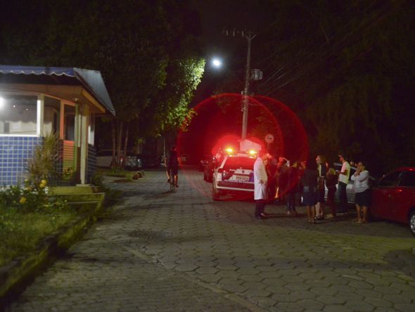 Funcionários do Hucam (Hospital Universitário) próximo ao local onde a médica Milena Gottardi Frasson, 38 anos, foi atingida com tiros na cabeça, ao chegar no seu carro por Edson Chagas/Arquivo A Gazeta