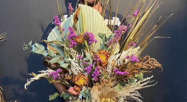 O designer floral Marcelo Ceciliano ensina como fazer um arranjo com flores compradas na feira e encontradas na rua
