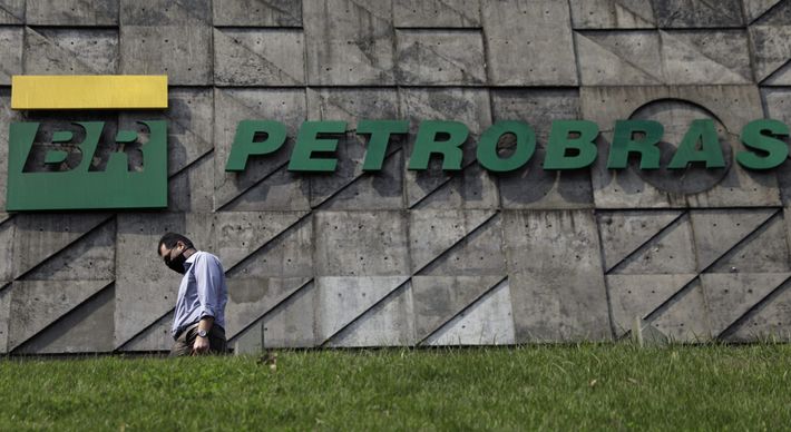 O presidente disse que 'o povo não pode ser surpreendido com certos reajustes'. Nesta sexta-feira, Bolsonaro anunciou Silva e Luna como novo presidente da Petrobras