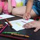 Crianças colorindo desenhos na escola; crianças; lápis de cor; giz de cera